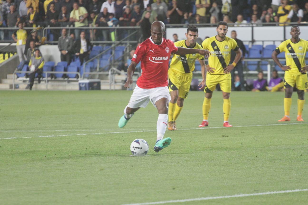 טוני וואקמה כובש בפנדל בנתניה. אחר כך הבקיע גול שדה (צילום: בן בודה)